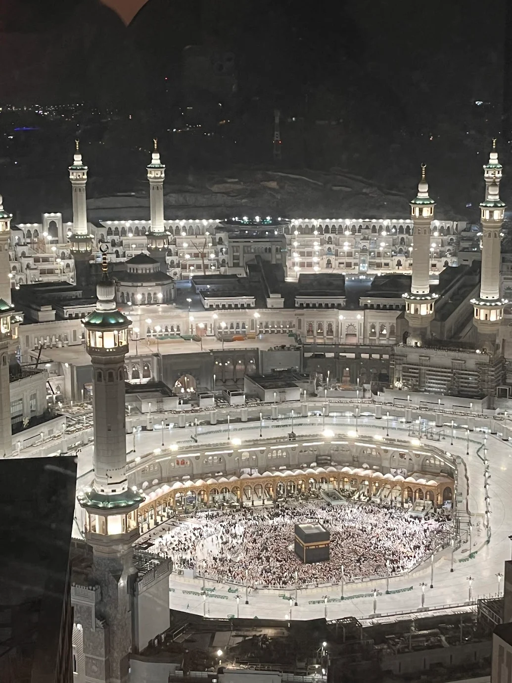 Vue aérienne nocturne de la Masjid al-Haram et de la Kaaba à La Mecque lors du Hajj