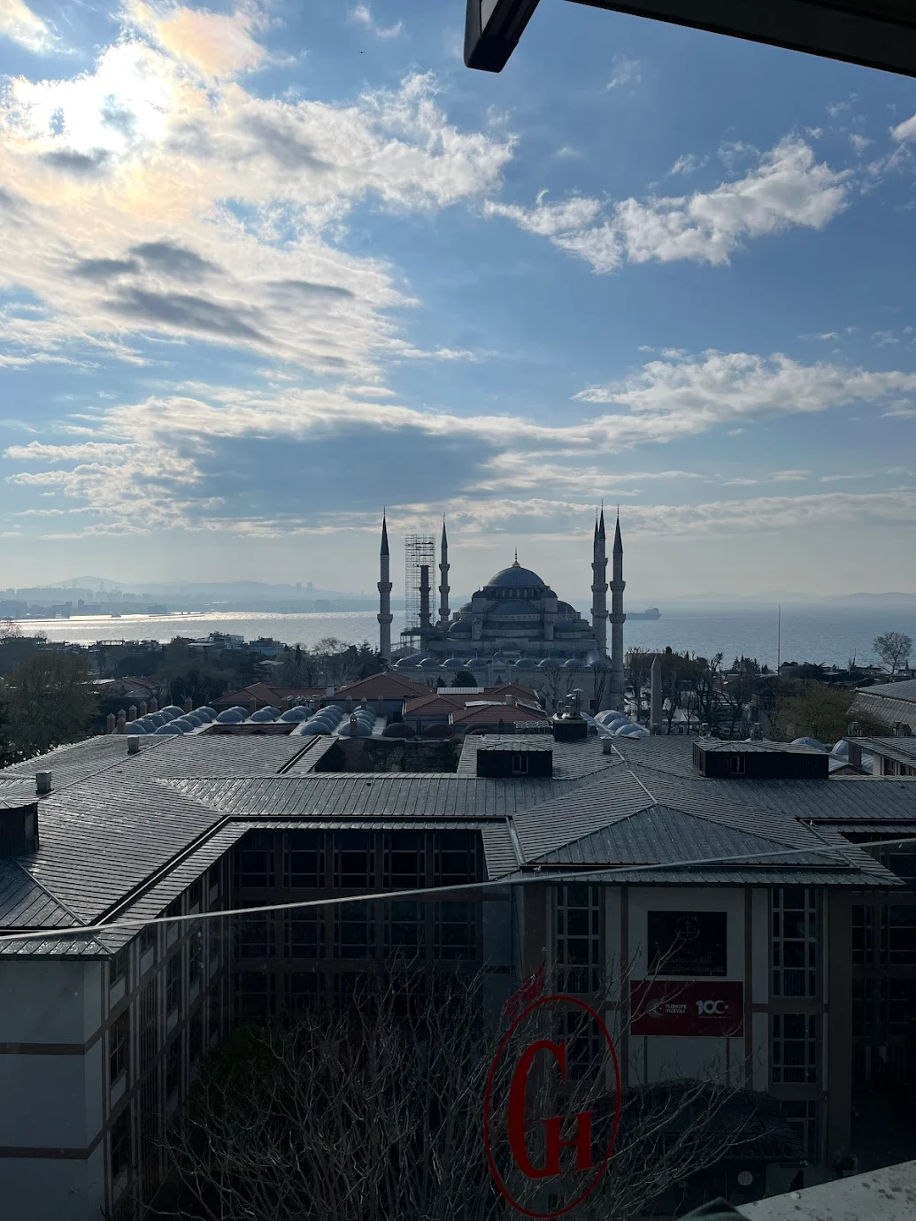 Mosquée Bleue Sultan Ahmed vue depuis un rooftop à Istanbul — agence voyage spirituel