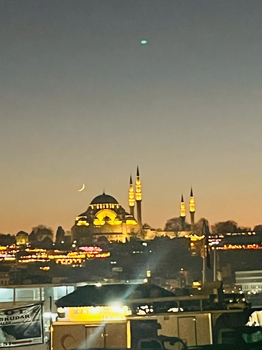 Mosquée Süleymaniye illuminée de nuit à Istanbul avec croissant de lune — voyage spirituel