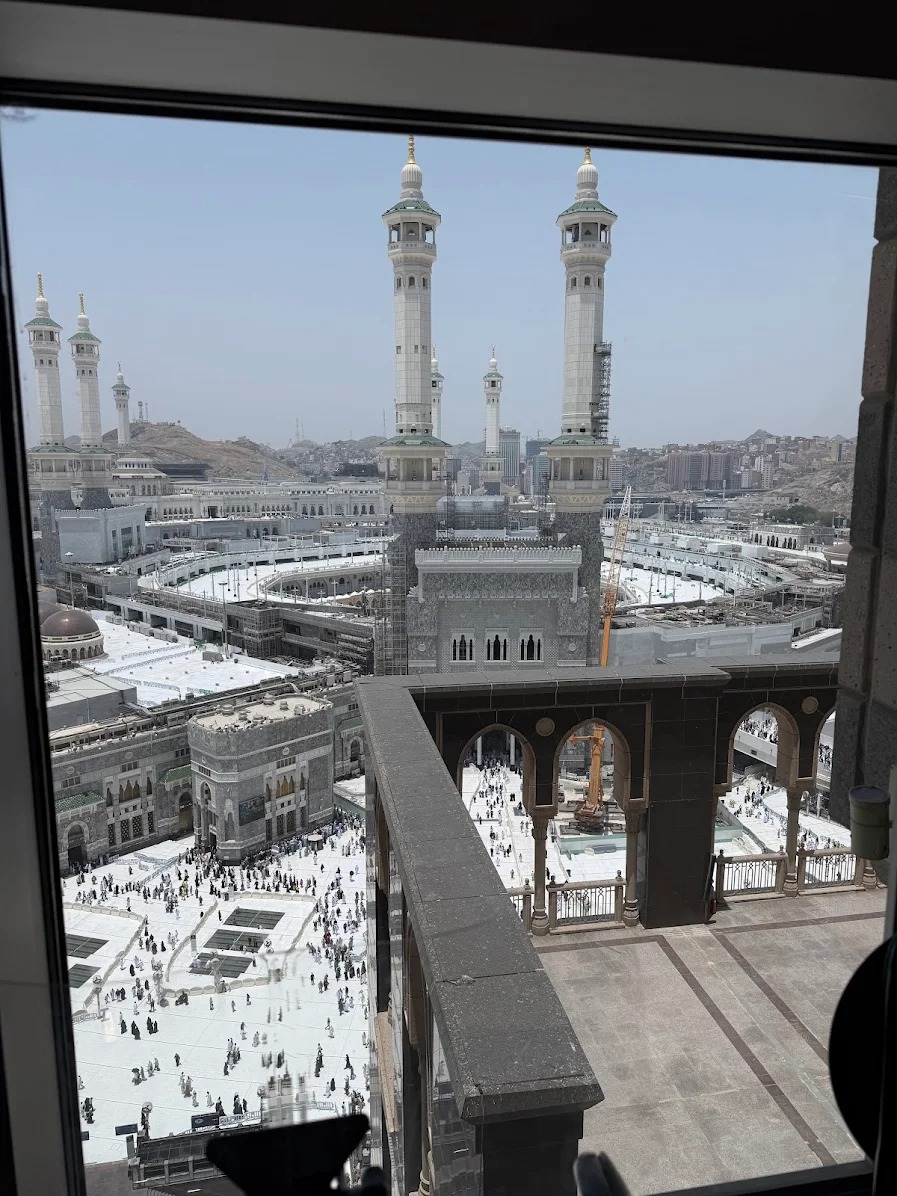 Vue depuis une fenêtre sur la Masjid al-Haram et ses minarets à La Mecque