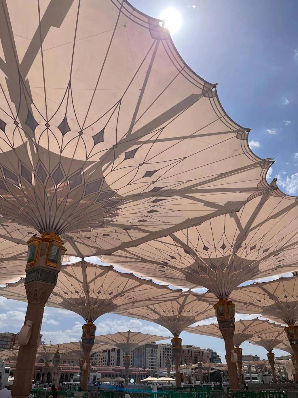 Parasols géants de la Masjid an-Nabawi à Médine lors du pèlerinage du Hajj
